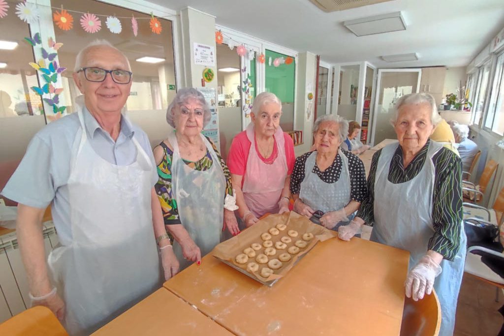 Cocinando rosquillas Residencia Ozanam San Antonio de Padua