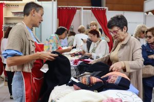 Objetos para todos los gustos y bolsillos marcan la jornada del Rastrillo Aragón